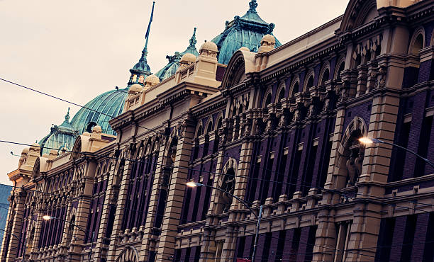 estação flinders street - melbourne australia clock tower clock - fotografias e filmes do acervo