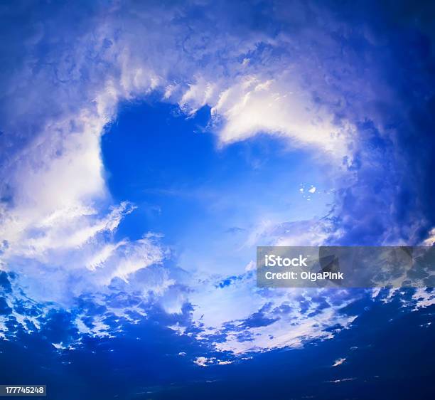 Nubes En Forma De Corazón En Cielo Azul Foto de stock y más banco de imágenes de Abierto - Abierto, Abstracto, Aire libre