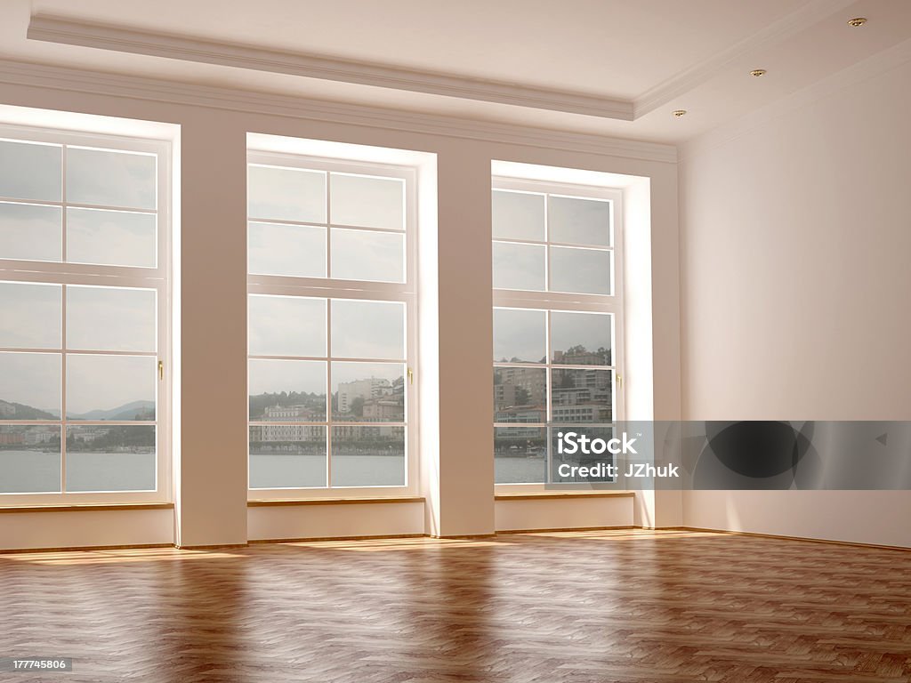 Quarto espaçoso com três janelas grandes - Foto de stock de Apartamento royalty-free