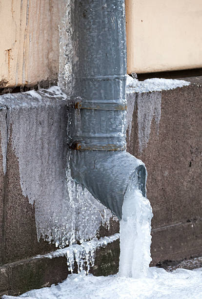 istock Winter city fragment. Icicles and frost on drainpipe 177746170