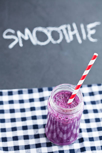 koktajl jagodowy - blueberry smoothie glass striped zdjęcia i obrazy z banku zdjęć