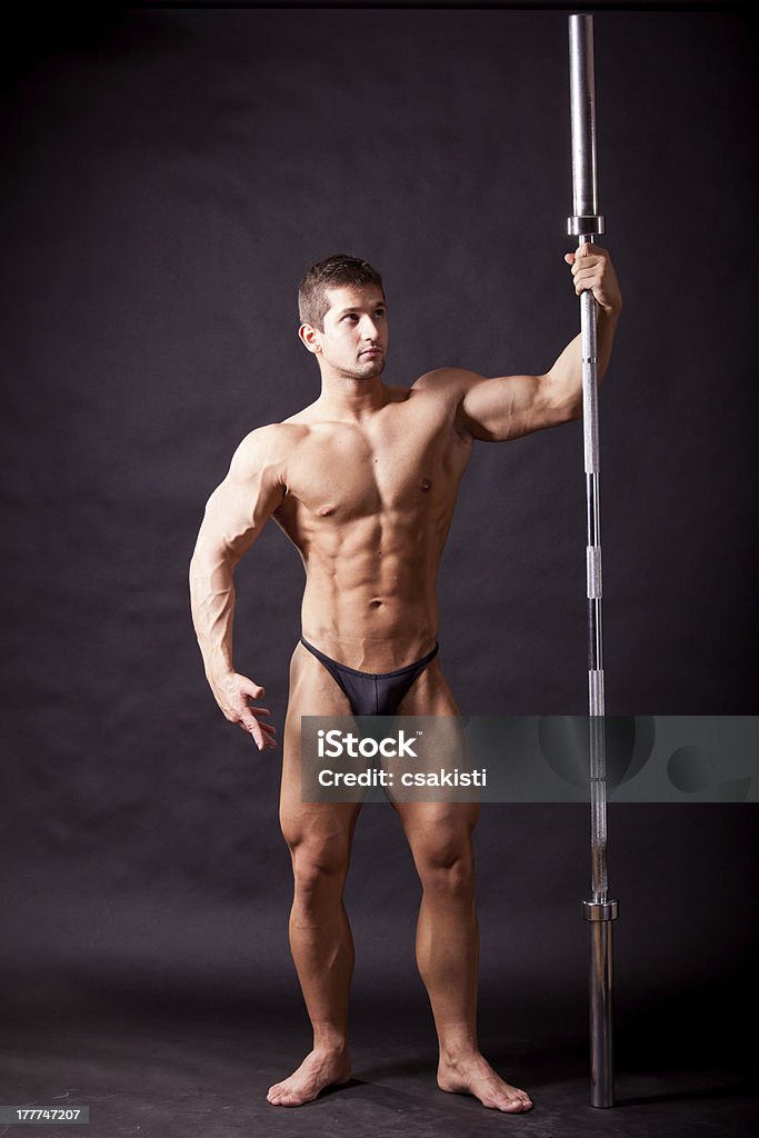 Giovane bodybuilder traininig - Foto stock royalty-free di A petto nudo