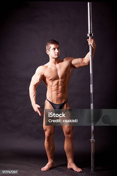 Giovane Bodybuilder Traininig - Fotografie stock e altre immagini di A petto nudo - A petto nudo, Abbronzatura, Addome