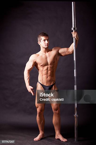 젊은 Bodybuilder Traininig 검은색에 대한 스톡 사진 및 기타 이미지 - 검은색, 근육질 남자, 근육질 체격