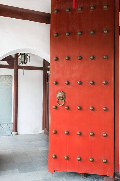 rosso porte wen miao tempio di confucio shanghai, cina - shanghai temple door china foto e immagini stock