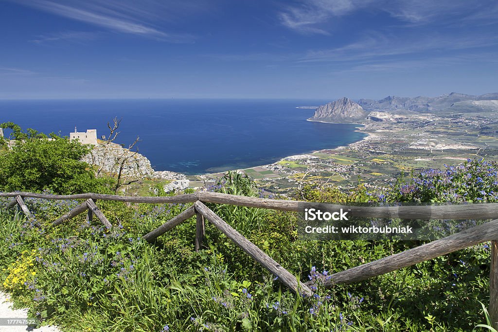 Vue sur le littoral depuis Erice ville, la Sicile. - Photo de Baie - Eau libre de droits