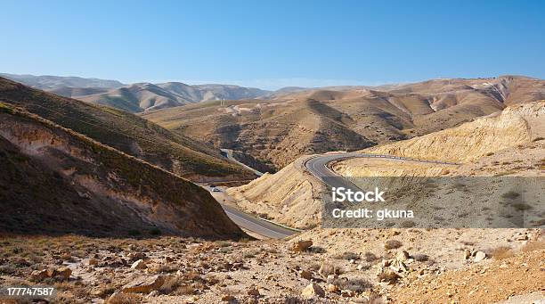 Гуляя Road — стоковые фотографии и другие картинки Автомобиль - Автомобиль, Асфальт, Без людей