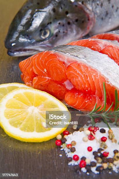 Stück Frische Lachs Stockfoto und mehr Bilder von Einzelner Gegenstand - Einzelner Gegenstand, Filetiert, Fisch