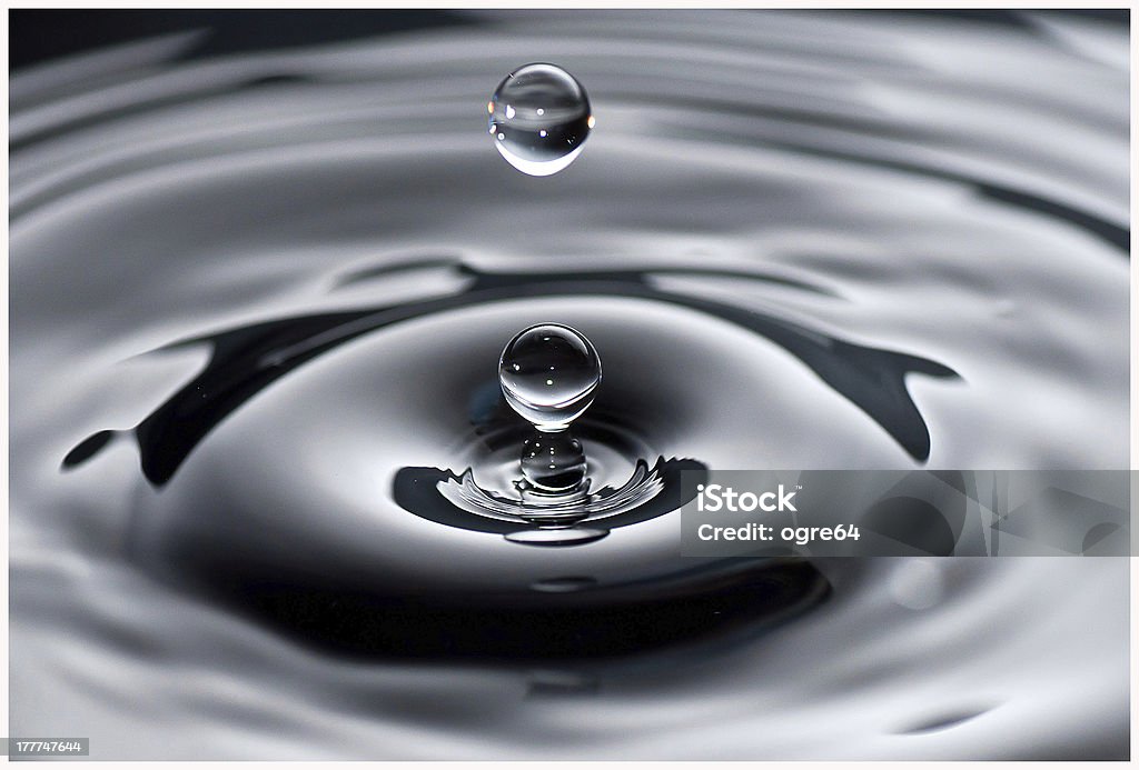 Gotas de água de fazer uma onda padrão. - Royalty-free Chapinhar Foto de stock