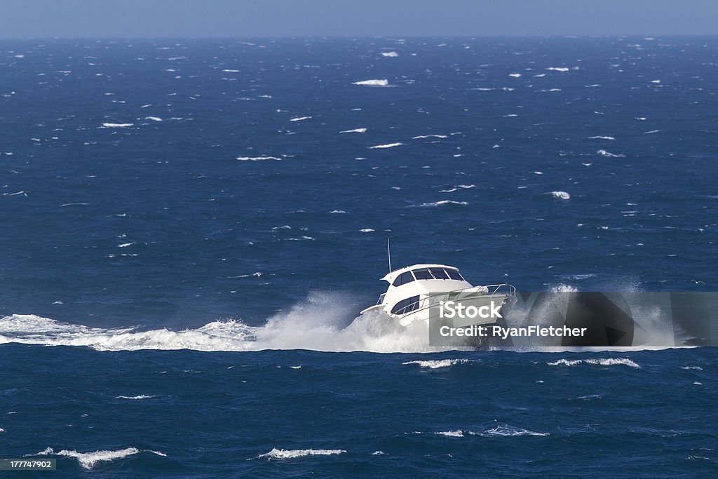 Соревнование по Luxury Crashing Waves - Стоковые фото Быстроходный катер роялти-фри