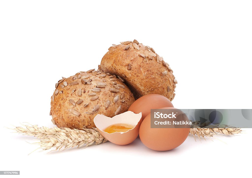 Pãozinho com Sementes e broken egg - Foto de stock de Branco royalty-free