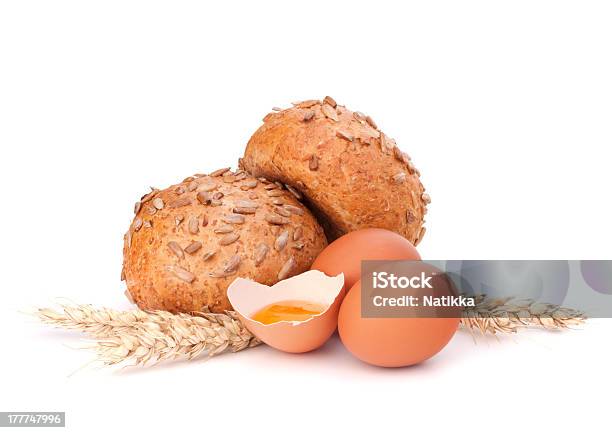 Foto de Pãozinho Com Sementes E Broken Egg e mais fotos de stock de Branco - Branco, Centeio, Cereal