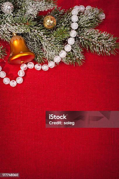 Árvore De Natal Decoração Com Vermelho Sackcloth - Fotografias de stock e mais imagens de Aniagem de Cânhamo - Aniagem de Cânhamo, Artigo de Decoração, Bola de Árvore de Natal