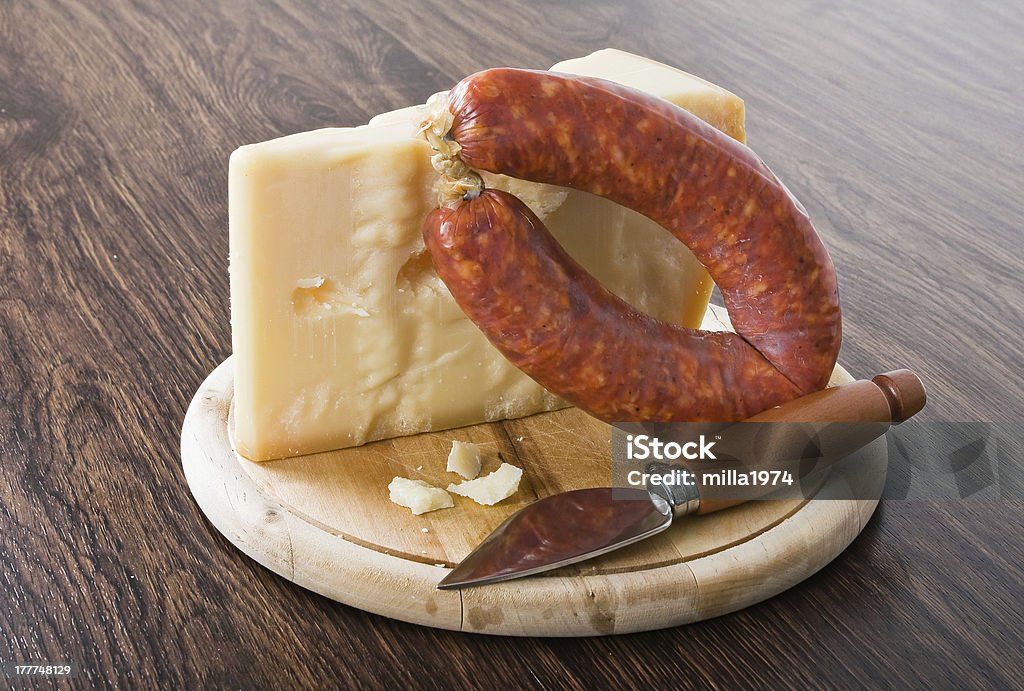 Parmesan pièce avec saucisse épicée. - Photo de Aliment libre de droits