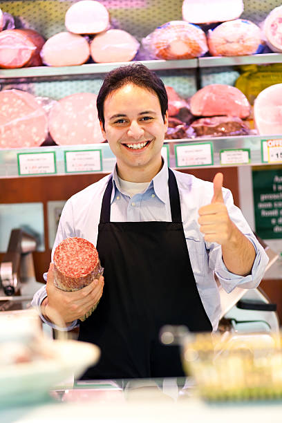 uśmiech właściciel sklepu w jego supermarket - butchers shop meat sausage store zdjęcia i obrazy z banku zdjęć