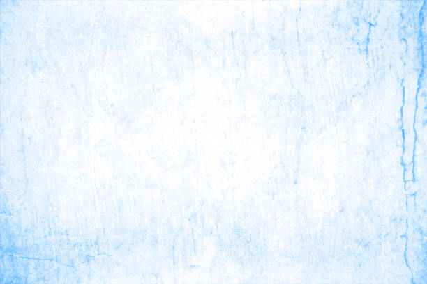 bardzo jasny pastelowy błękit nieba i wyblakły biały kolor plamisty, szorstki, teksturowany efekt rustykalny i rozmazany pusty poziomy wektor tła z subtelną teksturą i plamami na całej powierzchni - textured effect marbled effect blue backgrounds stock illustrations