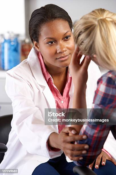 Photo libre de droit de Adolescente Visites Bureau De Médecins Souffrant De Dépression banque d'images et plus d'images libres de droit de Psychothérapeute