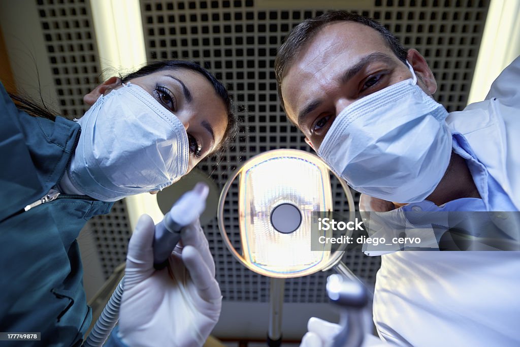 Dentista y asistente dental paciente enfermo llenado a - Foto de stock de Dentista libre de derechos