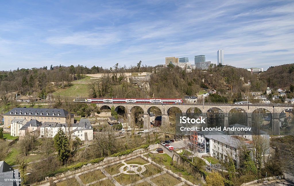 Treno sul viadotto in Lussemburgo contro sfondo di organizzazioni europee - Foto stock royalty-free di Città di Lussemburgo