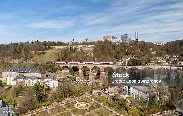 鉄道の高架橋にルクセンブルクアゲインスト背景のヨーロッパの団体機関 - ルクセンブルク市のストックフォトや画像を多数ご用意 - ルクセンブルク市, 2013年, ベネルクス
