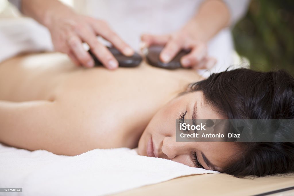 Massagem de pedras quentes da saúde spa em - Royalty-free Adulto Foto de stock