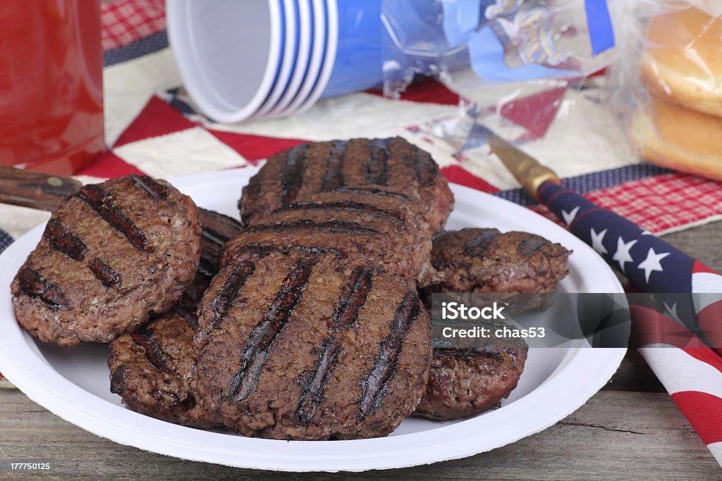 Piatto di hamburger alla griglia - Foto stock royalty-free di Bandiera degli Stati Uniti