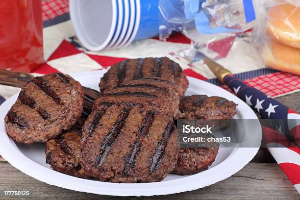 Piatto Di Hamburger Alla Griglia - Fotografie stock e altre immagini di Bandiera degli Stati Uniti - Bandiera degli Stati Uniti, Manzo, 4 Luglio