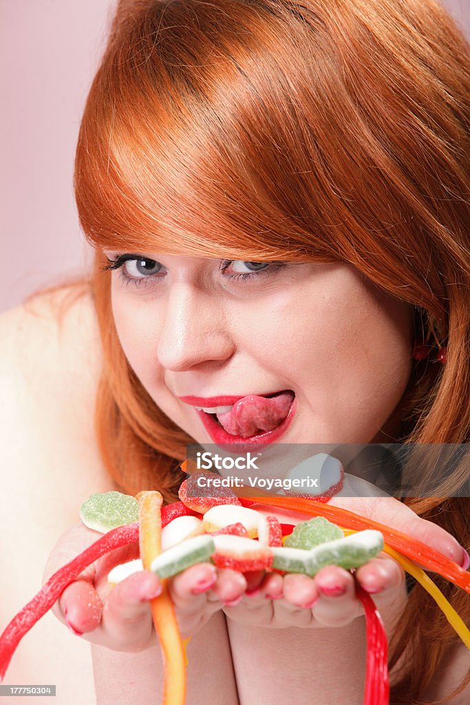 redhair feliz mujer con jalea de frutas - Foto de stock de Acostado libre de derechos