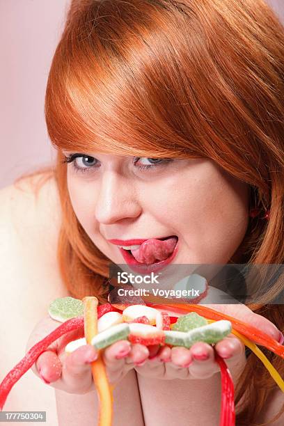 Redhair Feliz Mujer Con Jalea De Frutas Foto de stock y más banco de imágenes de Acostado - Acostado, Adulto, Adulto joven