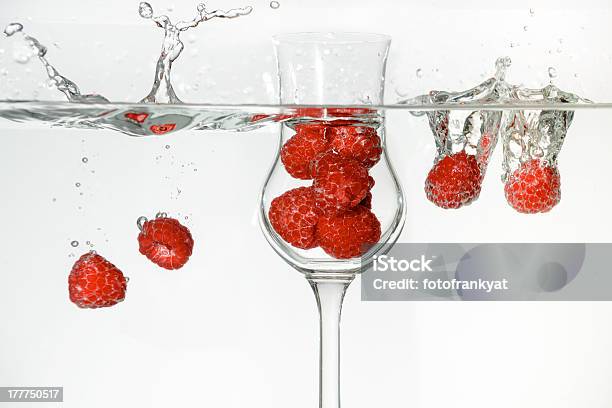 Photo libre de droit de Raspberries En Verre banque d'images et plus d'images libres de droit de Aliment - Aliment, Aliments et boissons, Boisson rafraîchissante