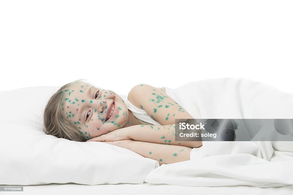 Больные Девушка в белой пост�ели - Стоковые фото Белый роялти-фри