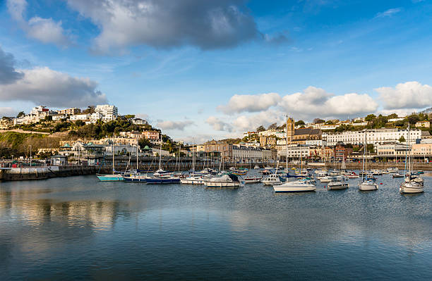 torquay inner harbor - torquay fotografías e imágenes de stock