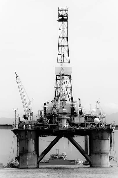 нефтяной платформы на залив гуанабара - oil rig brazil oil industry petroleum стоковые фото и изображения