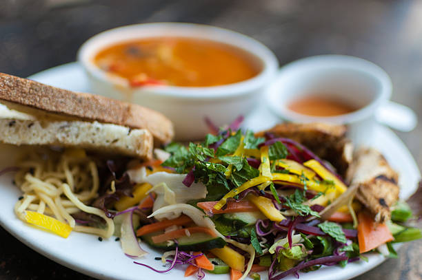 Köstlichen tortilla-Suppe und mango-Salat – Foto