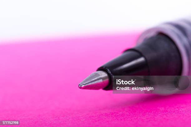 Lápiz Negro Sobre Rosa Nota Adhesiva Foto de stock y más banco de imágenes de Color negro - Color negro, Cuaderno de apuntes, Detalle de primer plano