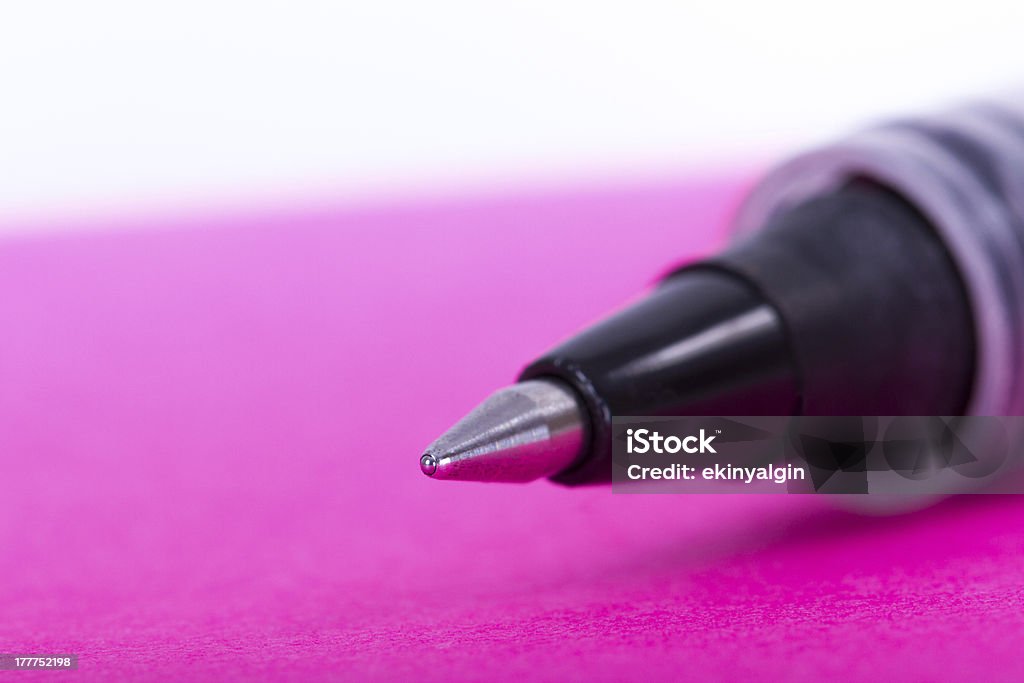 Noir stylo sur Rose Note adhésive - Photo de Carnet libre de droits