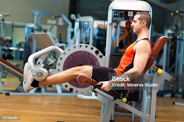 Levantamiento De Pesas Con Flexión De Rodillas Foto de stock y más banco de imágenes de Adulto - Adulto, Atleta - Papel social, Centro de bienestar