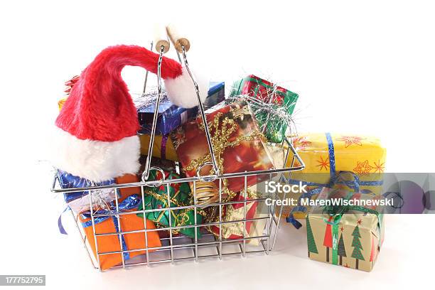 Рождественские Покупки — стоковые фотографии и другие картинки Горизонтальный - Горизонтальный, Колпак Санта Клауса, Корзина для покупок