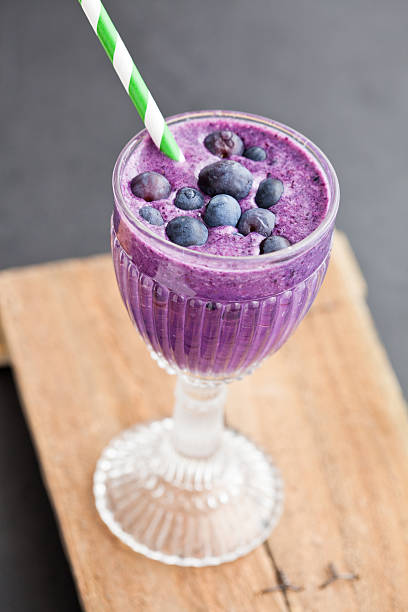 blaubeer-milch-smoothie - blueberry smoothie glass striped stock-fotos und bilder