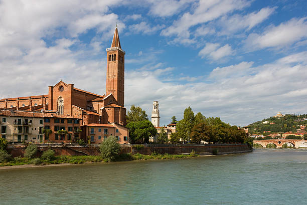 панорамный вид на доминиканский церковь sant'anastasia in verona - verona italy travel europe sunlight стоковые фото и изображения