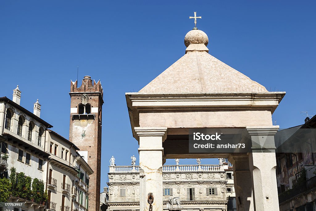 Monumento na Praça delle Erbe em Verona, Itália (Veneto) - Royalty-free Antigo Foto de stock