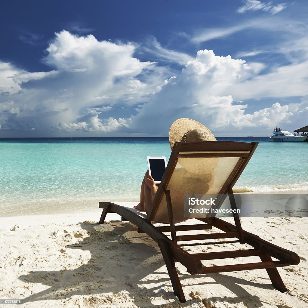 Jovem mulher com tablet pc na praia - Royalty-free Adulto Foto de stock