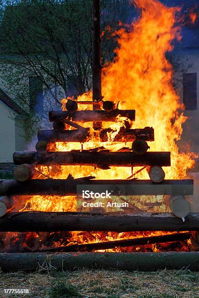 Foto de Closeup Do Fogo De Noite De Walpurgis Diária e mais fotos de stock de Calor - Calor, Chama, Culturas