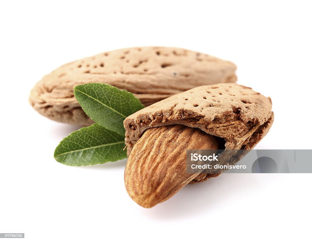 Almendra con hoja - Foto de stock de Alimento libre de derechos