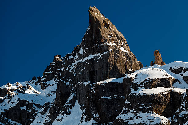 porta vescovo peak auf das skigebiet arabba - dolomites ski lift winter ski track stock-fotos und bilder