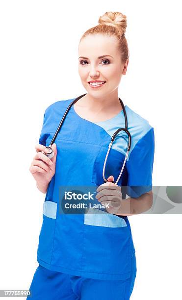 Médico Con Un Estetoscopio Foto de stock y más banco de imágenes de Adulto - Adulto, Adulto joven, Alegre