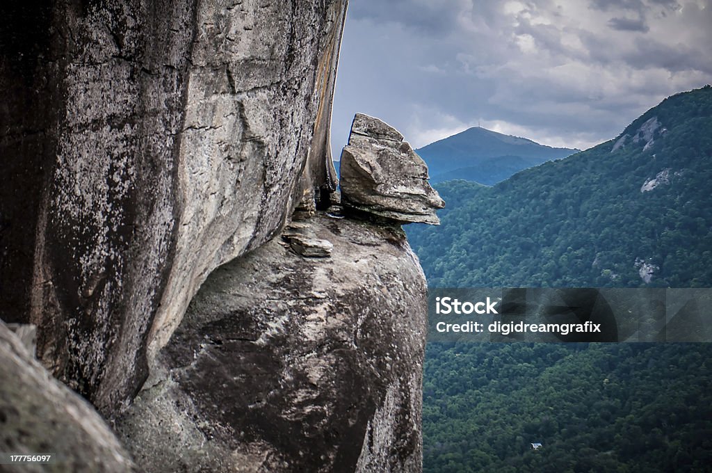 Rocha chimney no lake lure - Foto de stock de Carolina do Norte - Estado dos EUA royalty-free