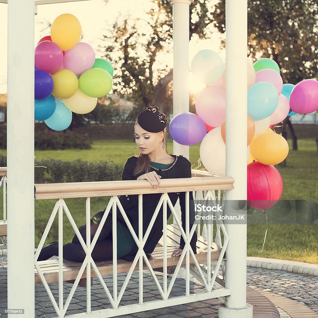 Женщина с воздушными шарами - Стоковые фото Весёлый роялти-фри