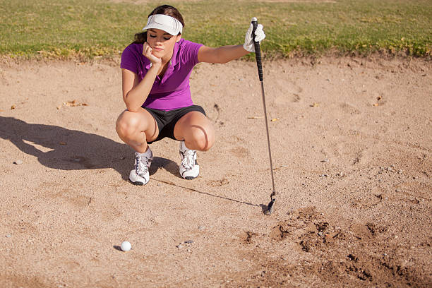 sfrustrowany golfista w bunkier - golf women female concentration zdjęcia i obrazy z banku zdjęć
