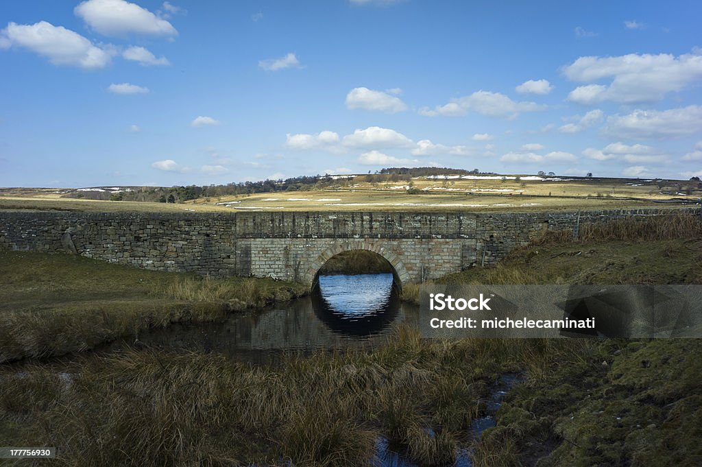 Viejo puente sobre canal - Foto de stock de Agua libre de derechos